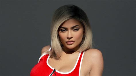 Download Short Hair Kylie Jenner 4k Wallpaper