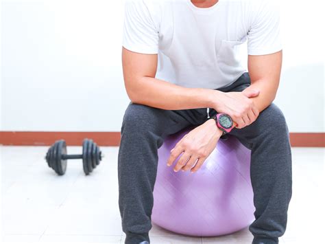 If you find yourself experiencing pain during the exercise, you may want to seek do as many sit ups as you can in 45 seconds the second time, then rest for another 60 seconds. 4 Ways to Do Sit Ups With an Exercise Ball - wikiHow