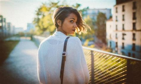 Il y a quelques semaines, shy'm défrayait la chronique en postant sur son compte instagram une photo d'elle affublée d'une frange. Coiffure people : Les extensions tressées de Shy'm