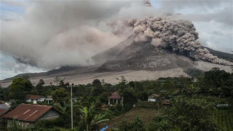 The Big Wobble Kanlaon Volcano In Negros Philippines Erupts Ash 1500