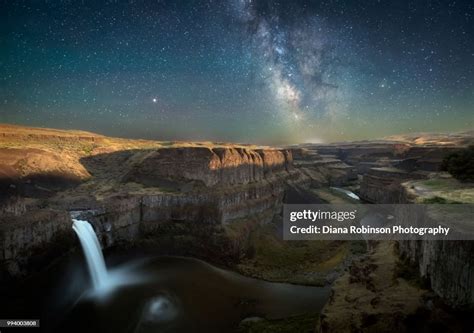The Milky Way Over Palouse Falls Just As The Moon Is Setting Around 2