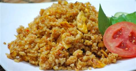 Nasi goreng rumahan dengan citarasa yang enak, gurih akan tetapi dalam pembuatannya simpel dan juga praktis dapat anda hadirkan di tengah keluarga anda. Resep Nasi Goreng Sederhana