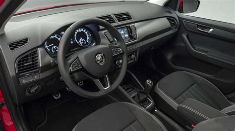 Mája, teda o pár dní. New Skoda Fabia debuts with stylish looks and tech - Autodevot