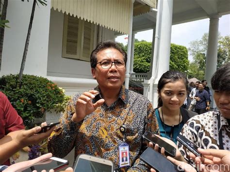  ayat tanya mudah ialah ayat tanya tanpa kata tanya iaitu ayat yang lazimnya diucapkan dengan nada suara meninggi sebelum kesenyapan pada akhir ayat. JK Tanya Bagaimana Cara Kritik Tanpa Dipolisikan, Ini Kata ...