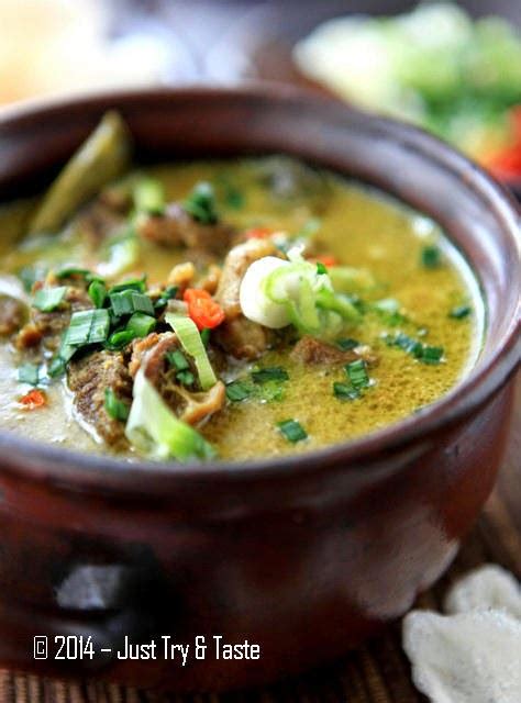 Empal gentong adalah masakan khas cirebon dng isian daging sapi, jeroan ataupun babat dng kuah santan kuning yg dimasak dng menggunakan gentong dan perapiannya dng kayu bakar. Empal Gentong a la Just Try & Taste | Just Try & Taste