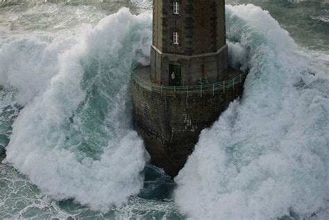 42 18202850 Lighthouse Keeper Lighthouse Huge Waves