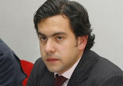 Rodrigo lara (full name rodrigo lara bonilla) was a former colombian minister of justice, who was assassinated by the orders of pablo escobar after lara exposed escobar as a drug trafficker in the colombian house of representatives. Rodrigo Lara arremetió contra su partido por el ...
