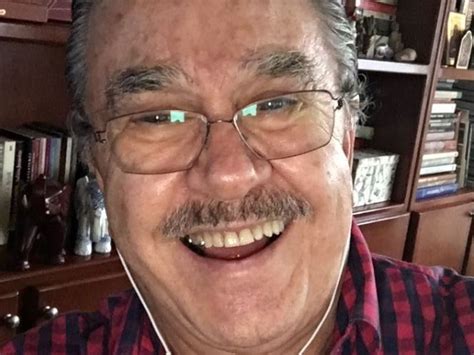 Imágenes donde aparece pedro con el letrero economista inundaron la plataforma social con. Pedro Sola hace "broma racista" y las redes lo critican ...