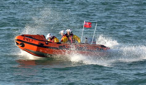 Angle RNLI's inshore lifeboat alerted to help tender | RNLI