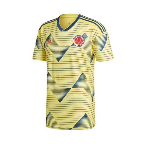 Creada para los hinchas, esta camiseta de fútbol luce un diseño inspirado en los patrones tradicionales que adornan los sombreros y faldas de los bailarines de cumbia colombianos. Camiseta adidas Colombia Primera Equipación 2019-2020 ...