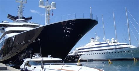 The design of the yacht is very interesting. Bill gates house photos inside