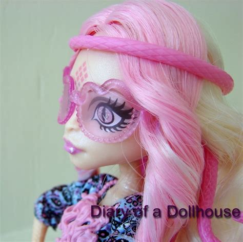 She also has a pink heart on her cheek which is a nice little bit of extra detail. Viperine Gorgon Pretty Pink Ghoul At Monster High | Diary ...