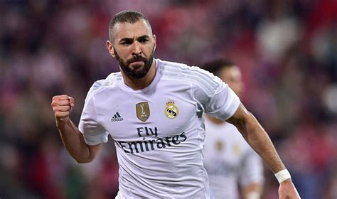 kaʁim bɛnzema ؛ مواليد 19 ديسمبر 1987) لاعب كرة قدم فرنسي يلعب في مركز الهجوم مع نادي ريال مدريد في الدوري الإسباني ومنتخب فرنسا. بالصورة: هدية لبنزيما بعد الفوز على البرشا - Lebanese ...