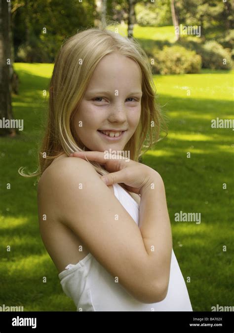 Blonde Mädchen Lächeln Pose Semi Portrait Bei Der Serie Menschen Kind