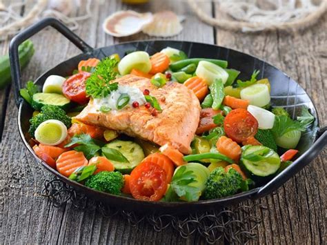 Lachsfilet auf Gemüse