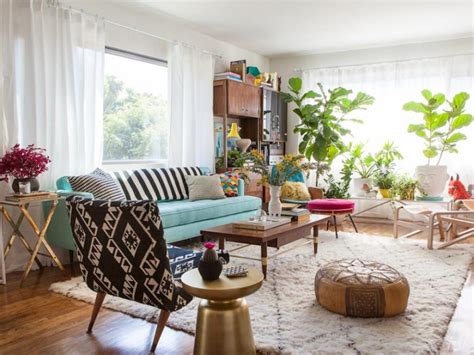 Sebuah sofa putih besar berdiri dan di kontraskan dengan karpet coklat gelap dan dinding hitam putih yang menciptakan efek yang lega. Dekorasi Warna Hitam Putih Desain Interior Glamor Nan ...