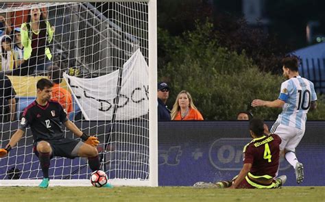 Casi llegado el cuarto de hora (14'), leandro paredes jugó con messi sobre el centro del terreno, este controló, tiró un caño a su marcador y con el borde interno de su pierna izquierda la clavó en el ángulo. Todos los goles de Leo Messi con la selección de Argentina