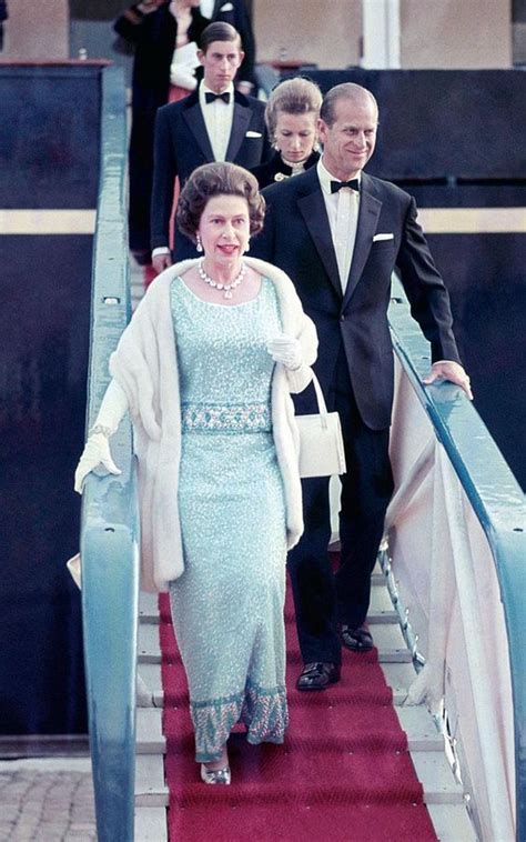 C'est le fils aîné des princes de liège, albert le prince charles d'angleterre le devance largement. The Queen 1969 | Robe princesse, La reine elizabeth et ...