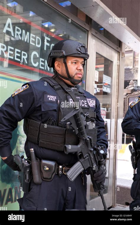 nypd unit anti terrorism counterterrorism police officers carrying machine guns in times square