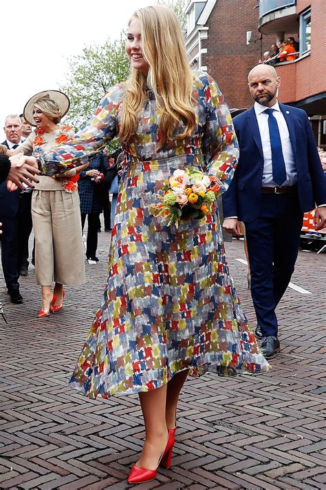 Bekijk meer ideeën over prinses, koninklijke familie, koninklijk. Prinses Amalia draagt jurk van Natan op Koningsdag - Blauw ...