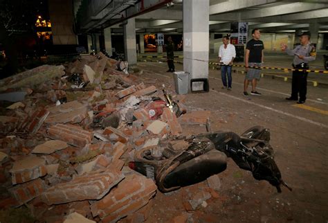Tourists Flee Indonesias Lombok Island After Earthquake Kills 98 The Globe And Mail