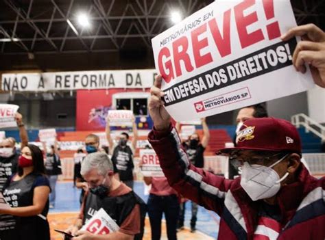 Funcionários da cptm também comunivacam a greve e orientavam os passageiros sobre alternativas para chegar ao destino. Greve paralisa parcialmente 4 linhas do Metrô de SP nesta ...