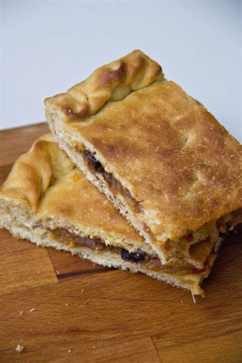 Essendo un piatto molto versatile è possibile presentarlo come piatto unico per un pranzo o una cena, ma anche per un gustoso aperitivo in accompagnamento ad un buon bicchiere di vino. FOCACCIA RIPIENA CON LA CIPOLLA | ricetta originale ...