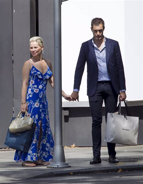 Armando (rodrigo bastidas), el único de los hijos de don ángel que está casado al inicio de la historia, sufre una grave crisis matrimonial cuando pierde su trabajo y debe regresar con su hijo, andresito, (josé jiménez) y su esposa, consuelo (viviana rodríguez), a la casa familiar. Soraya Arnelas y Miguel se olvidan por unas horas de su ...