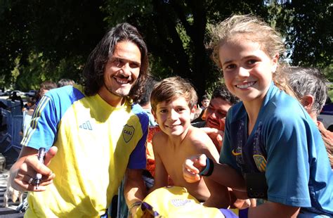 The Tender Reaction Of Two Children When Seeing Edinson Cavani At The