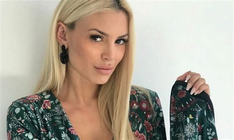 Όλα τα τελευταία νέα, φωτογραφίες, video και ειδήσεις. Αλεξάνδρα Παναγιώταρου: ποζάρει πιο στολισμένη από… το ...