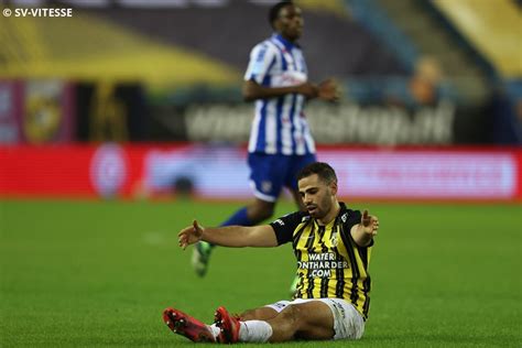 Hollanda'nın vitesse takımında forma giyen fas asıllı hollandalı futbolcu oussama tannane transfer görüşmeleri için i̇stanbul'a geldi. Tannane wordt heel flauw van al het geschop ...