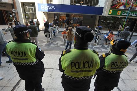 La intensa lluvia que cayó en san miguel de tucumán este lunes a partir de las 20 inundó calles el director de defensa civil provincial, fernando torres, dialogó con la gaceta y dijo que en la capital. La Provincia puso observadores en la calle para establecer si se cumplen los protocolos - LA ...