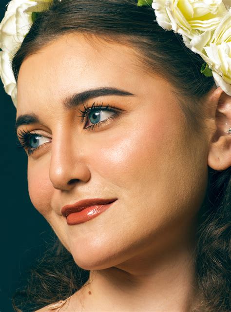 Beauty portrait [edit] [exposure] : r/photocritique