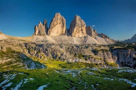 Tre Cime Di Lavaredo Montanhas Com Grama Verde Dolomites Alps Itália