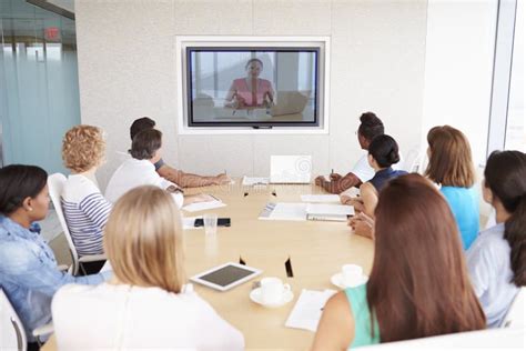 Grupo De Empresarios Que Tienen Videoconferencia En La Sala De Reunión