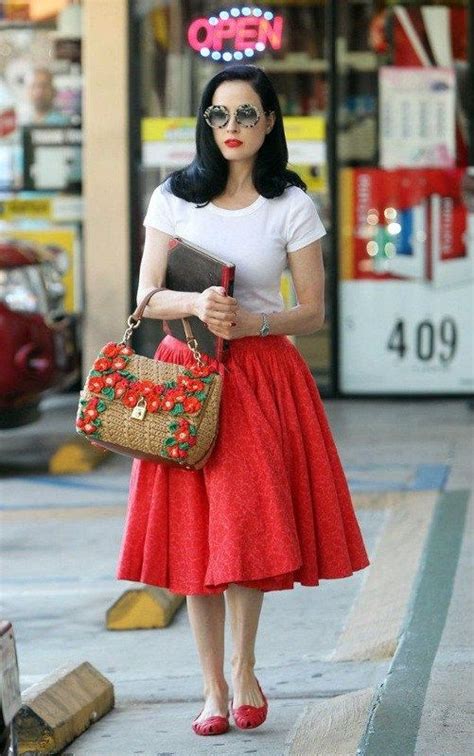 Vanno di moda le cloche, dei cappellini. Mercatini fashion e 8 star che vanno matte per gli abiti ...