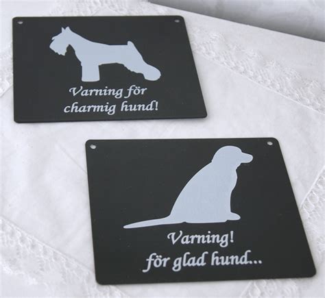 Hundskylt med varnings text och bild