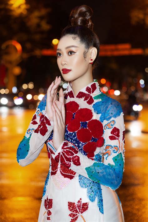 Đó là lý do cô và anh trai chọn cho ba mẹ trang phục cưới để tái hiện lại khoảnh khắc kết hôn thiêng liêng. Hoa hau Khanh Van_Khai mac Le Hoi Ao Dai38 · SaoStyle