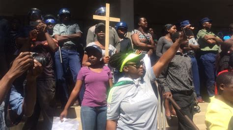 Zimbabwe Protesters Urge Mugabe To Step Down