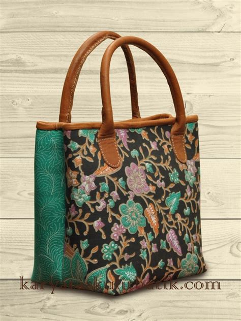 Dalam produksi batik madura ini, tetap mempertahankan sistem pembuatan secara tradisional. Tas Kulit Motif Batik Bunga Cecek (Hand Bag) Kombinasi ...
