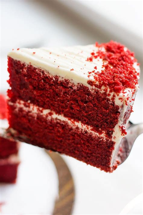 Usually red velvet cakes are made. Close up image of red velvet cake slice. | Yummy food ...