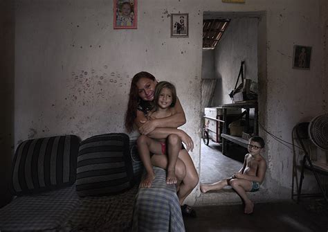 Slum houses and local people in slum area of fortaleza. Favelas of Fortaleza in the picture - De vrouw van beneden