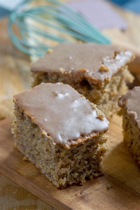 Der kuchen ist innen wirklich supersaftig und schmeckt beerig süß. Saftiger Nusskuchen vom Blech | Saftiger nusskuchen ...