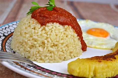 Ejemplo de la fusión de ingredientes y hábitos alimentarios heredados de distintas etapas de la historia de cuba y de diferentes influencias, desde la herencia de los aborígenes hasta llegar al concepto de nueva cocina cubana. Receta de arroz a la cubana fácil y sabrosa