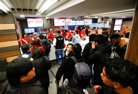 About jollibee jollibee is the largest fast food chain brand in the philippines , operating a philippine network close to 1,200 stores. Crowds brave London chill for Philippine fast-food giant ...