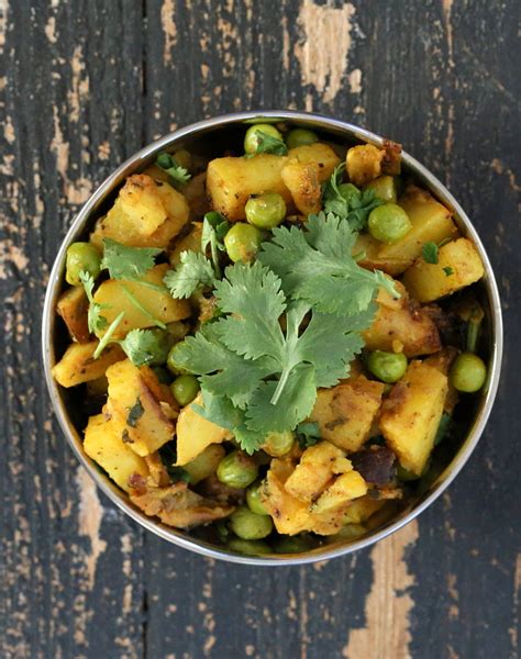 Dhania Waale Aloo Matar Potatoes And Peas Stir Fry With Crisp