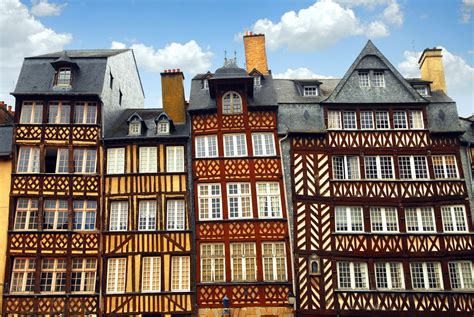 It has more than 200,000 inhabitants, of whom about 60,000 are students. De hoogtepunten van Rennes (Bretagne) - Zin in Frankrijk
