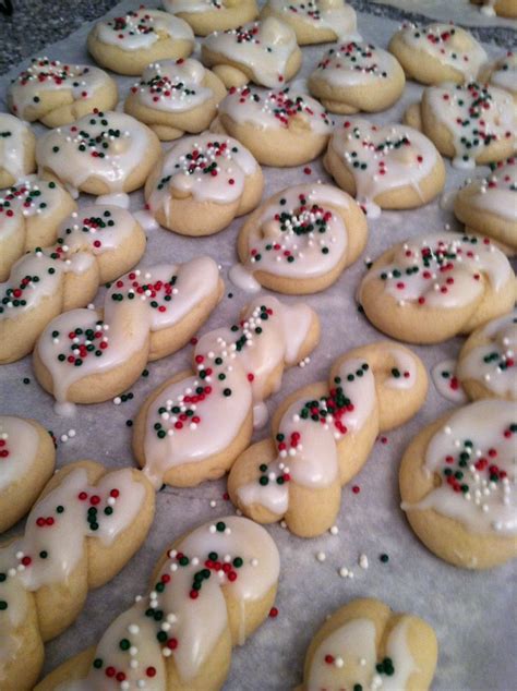 Adds a good flavor to any holiday! Italian Knot Cookies Lydia | Italian knot cookies ...