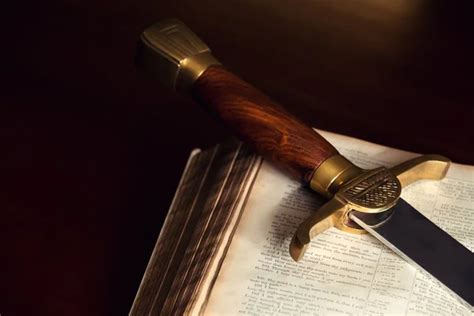 Fotos De Biblia Y Espada Imágenes De Biblia Y Espada ⬇ Descargar