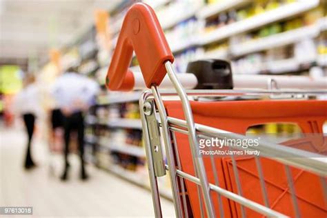 Supermarket Trolley Handle Fotografías E Imágenes De Stock Getty Images